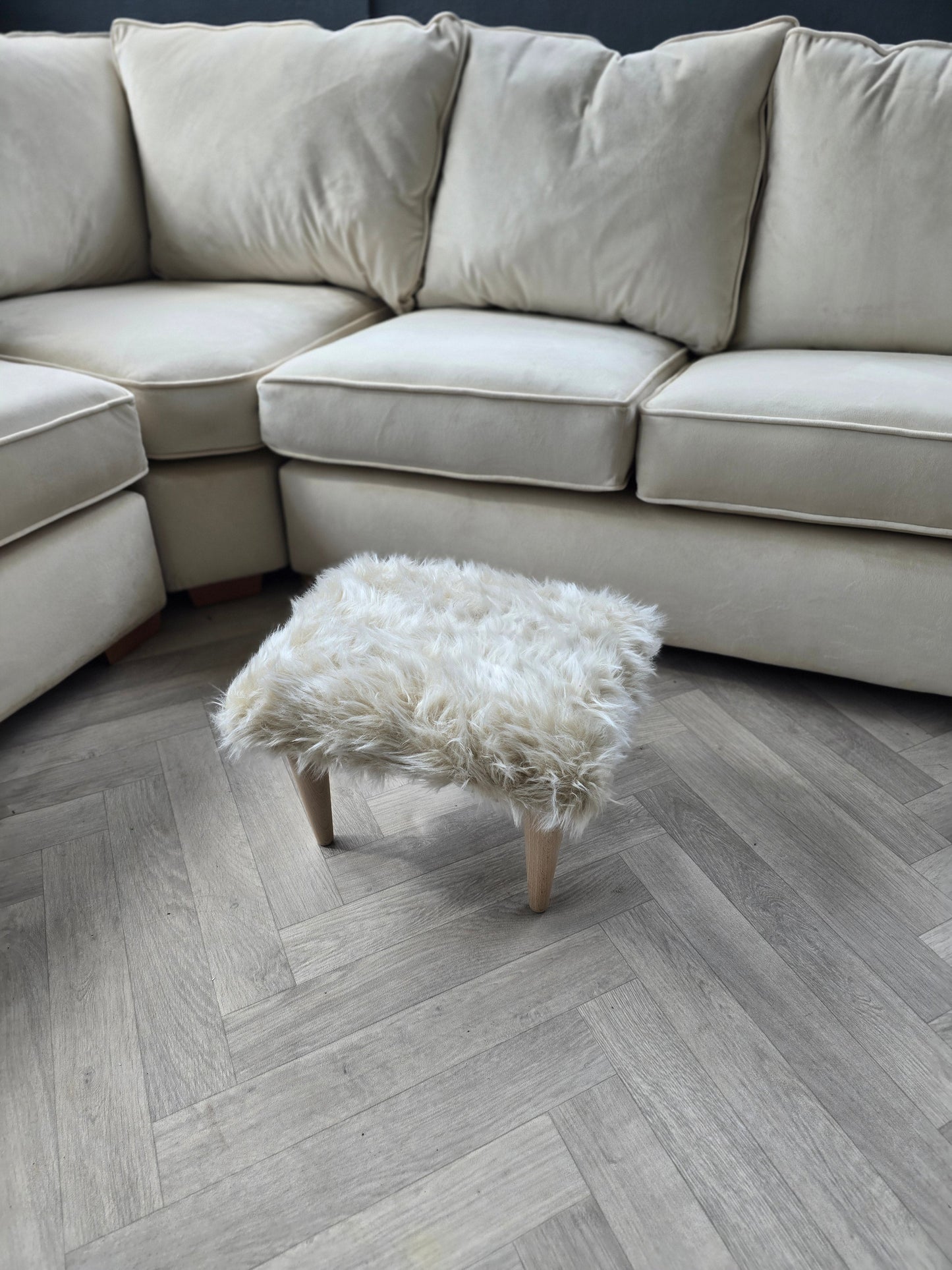 Fluffy teddy footrest pouffe - ISTOOLS