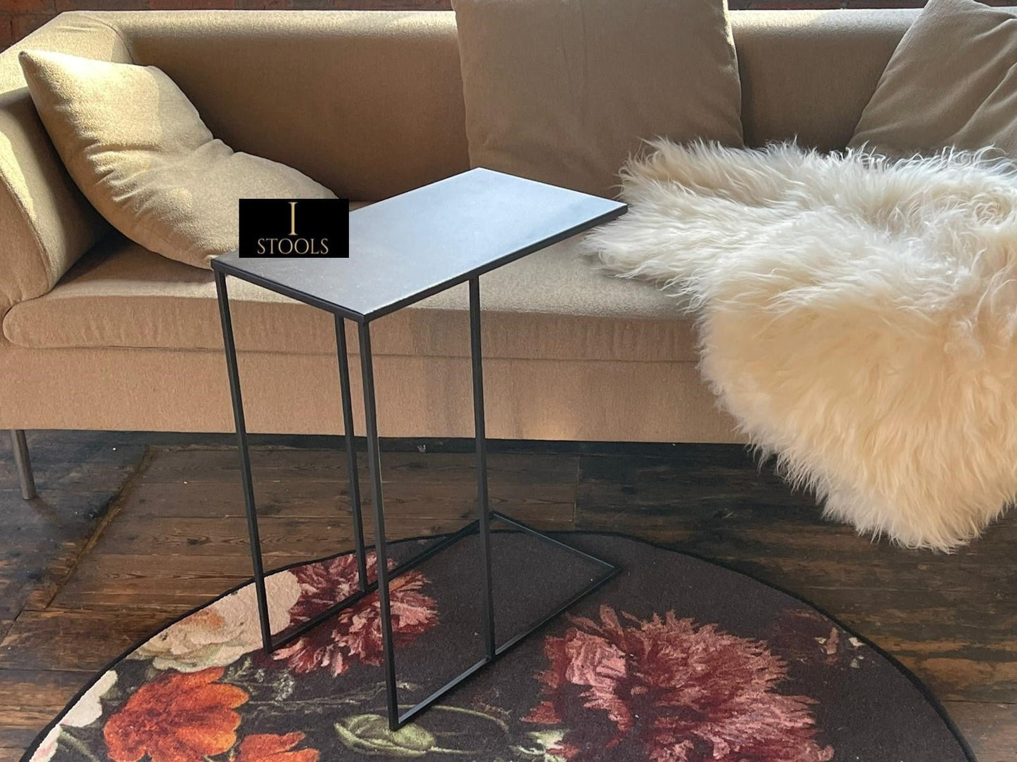 Elegant Side Table for Indoor or Outdoor Use - ISTOOLS