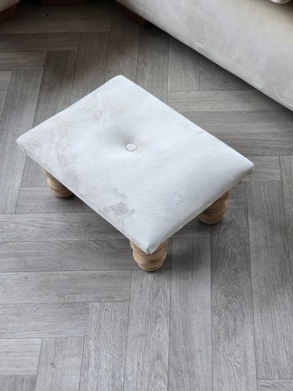 Small creamy white footrest pouffe - ISTOOLS