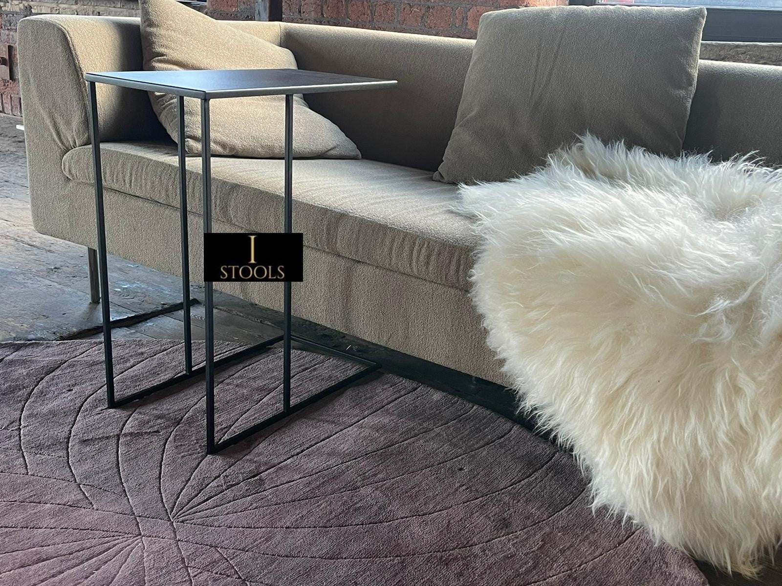 Elegant Side Table for Indoor or Outdoor Use - ISTOOLS