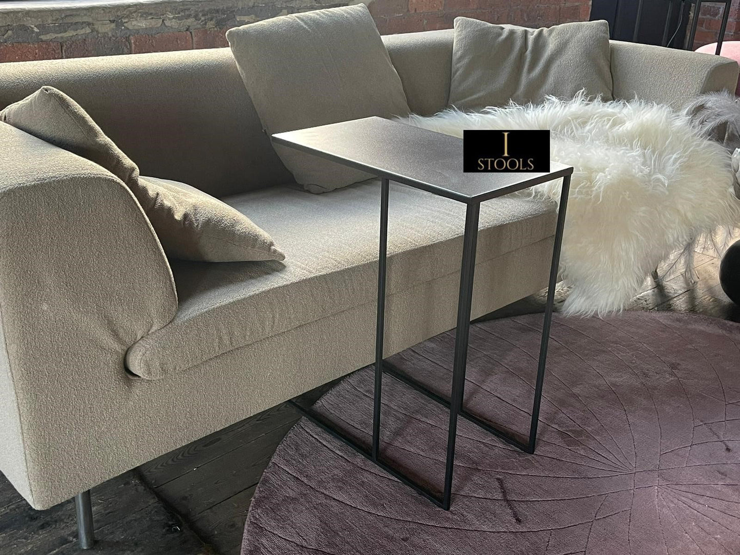 Elegant Side Table for Indoor or Outdoor Use - ISTOOLS